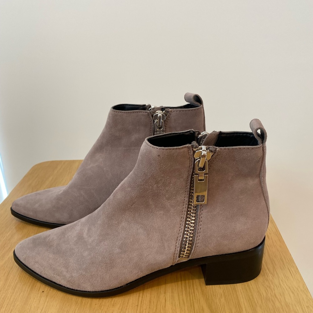 Gorgeous! Never worn Dolce Vita grey, suede booties with silver zips.
